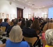 A sala vista desde atrás durante a conferencia da dra. Ana Fernández-Teijeiro.