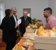 O conselleiro de Economía, Emprego e Industria, Francisco Conde, e o delegado da Xunta, José Ramón Ónega, escoitan as explicacións da xerente de Artesanía de Galicia, Elena Fabeiro (FOTO SEIXAS/LALÍN PRESS).