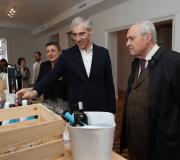 O conselleiro observa as botellas dalgunhas da D.O. que poden atoparse na tenda,  acompañdo por  Elena Fabeiro e José Ramón Ónega (FOTO SEIXAS/LALÍN PRESS).