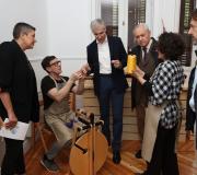 O conselleiro Francisco Conde, Elena Fabeiro e José Ramón Ónega seguen con atención as explicacións sobre o proceso de fiado da seda, que pode verse na Tenda (FOTO SEIXAS/LALÍN PRESS).
