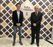 4. Andrés Rodríguez presidente de Viña Costeira e José Ramón Ónega, delegado da Xunta en Madrid, ambos ante a nova etiqueta da cooperativa que rende homenaxe aos pequenos viticultores.