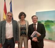 1. o escritor e crítico Paco López-Barxas, a artista Isabel Pintado e o coordinador de Actos da Casa Ramón Jiménez,ante o cadro CÓMAROS VERDES  cuxo título rende homenaxe a Aquilino Iglesia Albariño, que ademáis foi escollido para presidir a mostra A MIRADA EXTENSA .