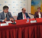Víctor Cortizo, Julio Lage e Isabel Noriega, na mesa presidencial.