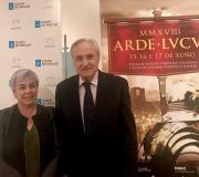 1. Carmen Basadre e José Ramón Ónega ante o cartel anunciador do Arde Lucus deste ano.