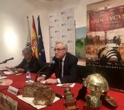 2. Carmen Basadre e José Ramón Ónega no acto de presentación, con espada romana, casco e pan feito en Lugo de pasas e mazá natural, como o farían os romanos, máis ou menos.