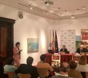 3. A mesa cos intervenientes na presentación, a concelleira Carmen Basadre e o delegado da Xunta en Madrid, José Ramón Ónega con parte do público que asistiu ao acto.