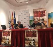 4. Carmen Basadre e José Ramón Ónega na mesa con elementos romanos, casco espada e pan como o que poderían facer os romanos.