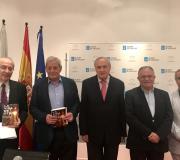 2. Pousado antes da presentación, de esquerda a dereita, Carlos Reigosa, Alfonso Palomares, o delegado da Xunta en Madrid José Ramón Ónega, Ángel Basanta e Jesús Espino.