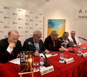 3. Na tribuna da Casa de Galicia, co libro en primeiro plano, Carlos Reigosa, Alfonso Palomares, o delegado da Xunta en Madrid José Ramón Ónega, Anxo Basanta e Jesús Espino, no acto de presentación.