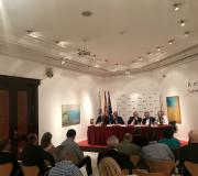 4. A mesa cos intervenientes con parte do público que asistiu á presentación da novela de Reigosa.