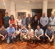 1. O vicerreitor Gumersindo Feijoo (diante, segundo pola esquerda) e o delegado da Xunta en Madrid, José Ramón Ónega na imaxe co equipo de investigadores que se reuniron na Casa de Galicia.