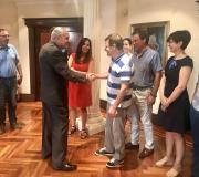 2. O delegado da Xunta en Madrid e director da Casa de Galicia José Ramón Ónega saúda aos investigadores que integran o equipo de traballo, moitos deles de universidades europeas.