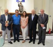 O editor Basilio Cañada, o escritor e crítico literario Vicente Araguas, a escritora e deseñadora Begoña Peñamaría, o expresidente do Consello de Estado José Manuel Romay e o delegado da Xunta en Madrid, José Ramón Ónega, pousan antes do acto.