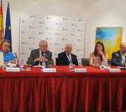O escritor e crítico literario Vicente Araguas, o delegado da Xunta en Madrid, José Ramón Ónega, o expresidente do Consello de Estado José Manuel Romay, a escritora e deseñadora Begoña Peñamaría e o editor Basilio Cañada, na mesa da presentación.