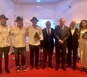 8. Fran Trashorras, Quique Peón e Juan Fernández, Ovidio Cadenas, o delegado da Xunta José Ramón Ónega, Fernando Gómez e Ánxela Gracián pousan tras a entrega das Meninas de Alcobendas.