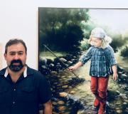 1. Manuel Carballeira ante a súa obra A IDADE DÁ INOCENCIA.