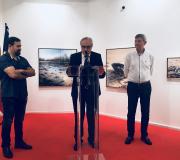 3. De esquerda a dereita, no acto de inauguración, o autor Manuel Carballeira, o delegado da Xunta en Madrid José Ramón Ónega e Pedro Taboada, encargado de presentar ao pintor.