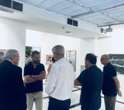 4. O pintor Manuel Carballeira explica ao delegado da Xunta José Ramón Ónega e a parte do público que acudiu á Casa de Galicia cuestiones e detalles das súas creacións.