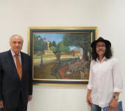 O delegado da Xunta, José Ramón Ónega, e o pintor Carlos Santos, ante unha das obras da mostra.