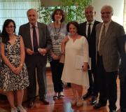 O secretario xeral de Política Lingüística, Valentín García, o delegado da Xunta e director da Casa de Galicia, José Ramón Ónega, o presidente da Real Academia Galega, Víctor Freixanes, e a presidenta da AIEG e directora do Centro de Estudos Galegos da Universidade Complutense de Madrid, Carmen Mejía, con membros da organización do Congreso.