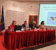 Celia Castro Fernández, Ramón Jiménez, Víctor Nieto Alcaide e Laura Rodríguez Herrera, coa portada do libro proxectada na pantalla.