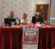 O xornalista Manuel Lombao, a concelleira de Turismo de Lugo, Carmen Basadre, e o delegado da Xunta, José Ramón Ónega, na presentación.