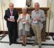 O delegado da Xunta, José Ramón Ónega, a concelleira de Turismo de Lugo, Carmen Basadre, e o xornalista Manuel Lombao pousan co programa dos festexos na man.