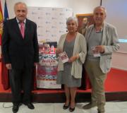 O delegado da Xunta, José Ramón Ónega, a concelleira de Turismo de Lugo, Carmen Basadre, e o xornalista Manuel Lombao, co cartel das fiestas, antes de comezar a presentación.