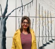 1. A artista Ehlaba Carballo ante a súa obra ESQUEMA.