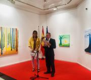 3. A artista Ehlaba Carballo no acto de inauguración da súa mostra con Ramón Jiménez, coordinador de Actos da Casa de Galicia.
