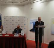 O delegado da Xunta, José Ramón Ónega, intervindo desde o atril. Na mesa, o escritor Vicente Araguas e o editor Basilio Rodríguez Cañada.