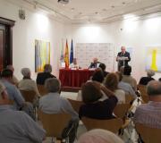 O delegado da Xunta, José Ramón Ónega, no atril, diríxese aos presentes seguido, desde a mesa, por Vicente Araguas e Basilio Rodríguez Cañada..