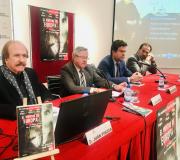 1. O DVD, en primeiro termo, co director Juan Pinzás, o coordinador de Actividades Ramón Jiménez, o escritor e analista de cinema Fernando Alonso Barahona e o historiador Diego Moldes.