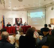 4. A mesa cos intervenientes e parte do público que acudiu ao acto na Casa de Galicia en Madrid.