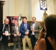 5. A produtora galega Pilar Sueiro retrata aos intervenientes na presentación do DVD da película O VENTRE DE EUROPA na Casa de Galicia.