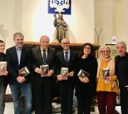 1. De esquerda a dereita a violinista Raquel Rivera, o director do audiovisual Nicolás García, o delegado da Xunta en Madrid José Ramón Ónega, o alcalde de Ourense  Jesús Vázquez, a autora Marifé Santiago, a editora  Mayda Bustamante e o actor ouresando Sergio Pazos que acudiu a Casa para apoiar o acto.