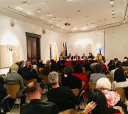 3. Máis de medio centenar de persoas acudiron á Delegación da Xunta en Madrid á presentación do libro sobre o escultor Arturo Baltar.