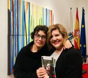 4. A autora Marifé Santiago, en vez de firmar exemplares porque O LIBRO É  DE  BALTAR, fíxose fotos con quenes o quixeron. Nesta imaxe con Carmen Novoa, unha ourensana de pro.
