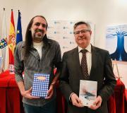 2. O poeta e editor Mariano Gamo e o coordinador de Actividades Ramón Jiménez co libro da presentación.