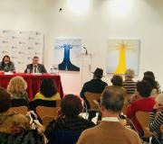 3. A mesa cos intervenientes e parte do público que acudiu á Casa de Galicia á presentación do libro.