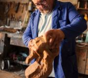 El escultor Henrique Prado en su taller
