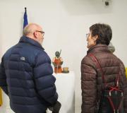 Un grupo de persoas comentan a creación Mariscadora de Moaña.