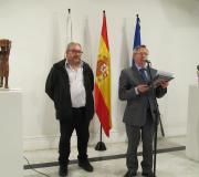 Henrique Prado e Ramón Jiménez, na presentación, flanqueados por dúas pezas da mostra.
