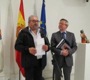 O escultor Henrique Prado intervén na inauguración da súa exposición, observado por Ramón Jiménez.