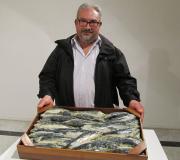 O artista, Henrique Prado, mostra unha das súas creacións, Caixa de Peixe. "A canto o quilo?", dan ganas de preguntar.