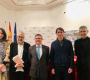 1. Presentación do último libro de Armada; na imaxe, a artista iraniana Shirin Salehi, o escritor e xornalista Alfonso Armada, o coordinador de Actividades Ramón Jiménez, o traballador humanitario Gonzalo S. Terán e o editor Moncho Conde-Corbal.