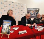 4. Co libro en primeiro termo, o escritor F. J. Neira, o delegado da Xunta en Madrid José Ramón Ónega, o xornalista Paco Rivera e o tamén xornalista e editor Xulio Xiz.
