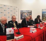 1. Na mesa, co libro en primeiro termo, Manuel Mandianes, Luís Alberto de Cuenca, José Ramón Ónega, José Manuel Vidal e Andrés Sánchez Magro.