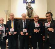 2. Pousando co libro, de esquerda a dereita, Manuel Mandianes, Luís Alberto de Cuenca, José Ramón Ónega, José Manuel Vidal e Andrés S. Magro.