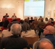 Un momento da conferencia de Enrique Álvarez Areces, con parte do numeroso público que encheu a sala.